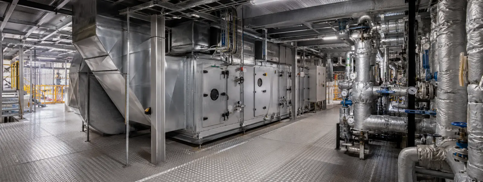 Sala de máquinas com módulo HVAC instalado em ambiente técnico